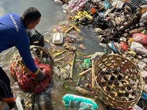 Volume Sampah di Sungai Denpasar Melonjak Usai TPA Suwung Hanya Terima Residu