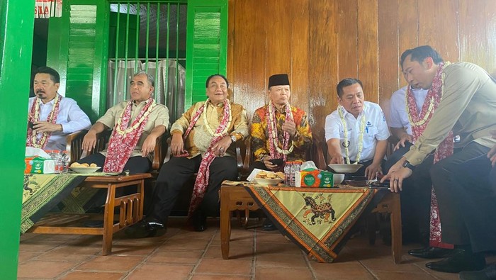 Pimpinan MPR saat mengunjungi Rumah Pengasingan Bung Karno di Rengasdengklok (Dwi/detikcom)