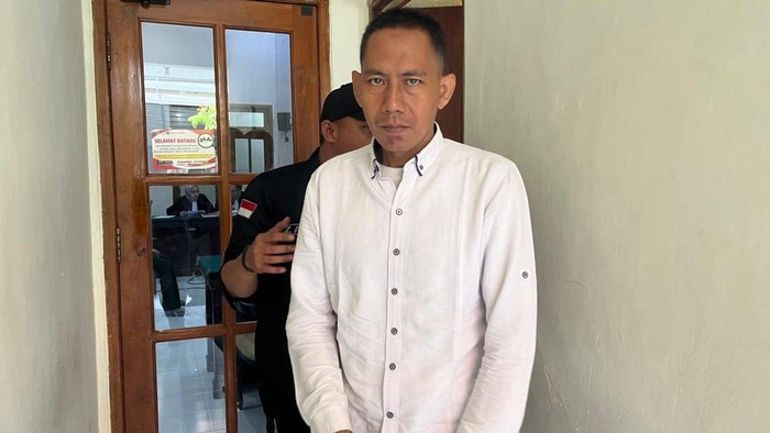 Ari Setiawan, terdakwa Cipta Kerja jual pertalite ilegal usai sidang tuntutan di PN Mojokerto