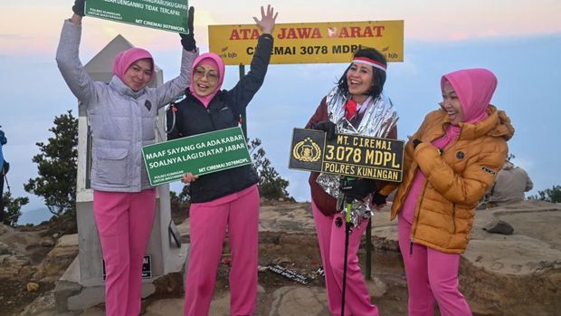 Polda Jabar mengibarkan bendera merah putih di puncak Gunung Ciremai dalam rangka menyambut HUT ke-80 RI