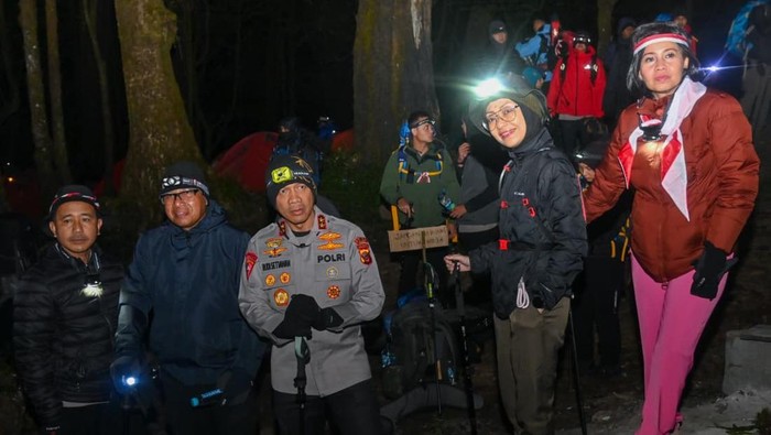 Polda Jabar mengibarkan bendera merah putih di puncak Gunung Ciremai dalam rangka menyambut HUT ke-80 RI