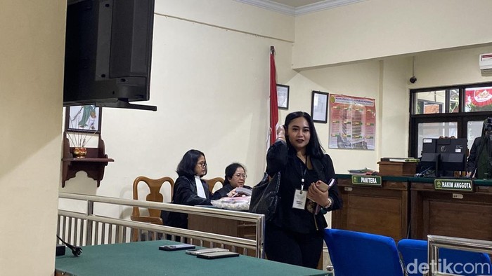 Saksi Dina di sidang kasus penganiayaan bayi oleh Brigadir Ade Kurniawan di Pengadilan Negeri Semarang, Kecamatan Semarang Barat, Rabu (13/8/2025).