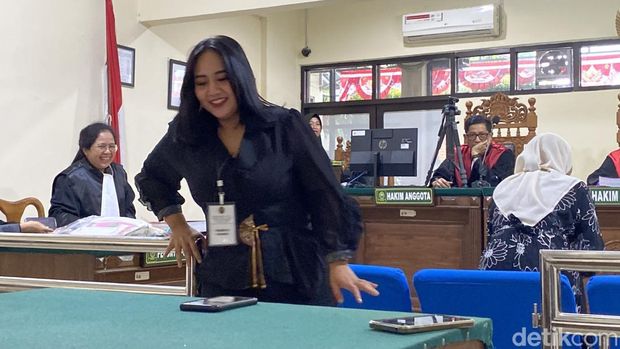 Saksi Dina di sidang kasus penganiayaan bayi oleh Brigadir Ade Kurniawan di Pengadilan Negeri Semarang, Kecamatan Semarang Barat, Rabu (13/8/2025).