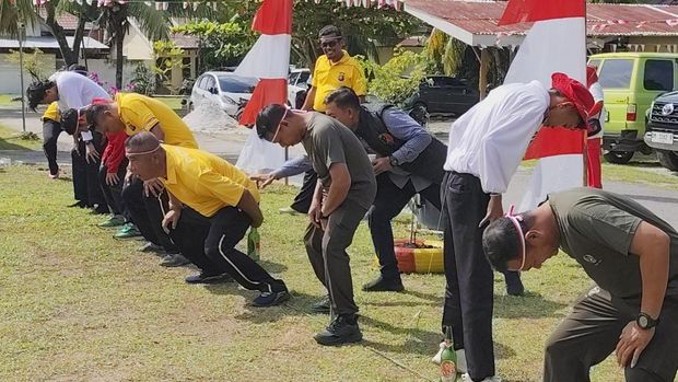 Polisi dan warga di Kota Dumai, Riau, berlomba menyambut Hari Kemerdekaan RI, Rabu (13/8/2025).