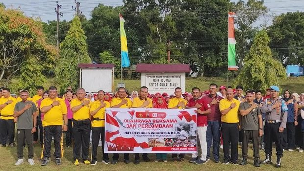 Polisi dan warga di Kota Dumai, Riau, berlomba menyambut Hari Kemerdekaan RI, Rabu (13/8/2025).