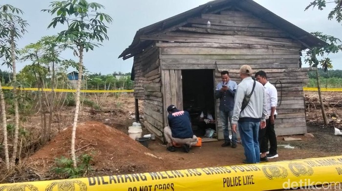 Polisi melakukan olah TKP pembunuhan petani di Mesuji Lampung.