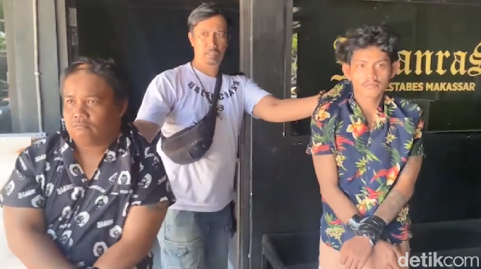 Polisi menangkap dua pemuda yang membegal pemotor di Flyover Makassar.