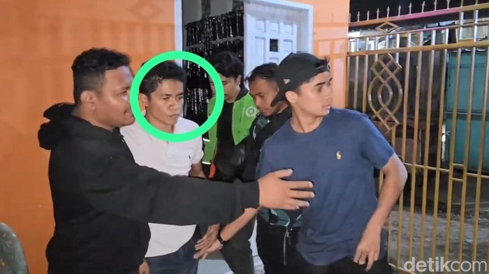 Polisi menangkap pria bernama Supardi (39) atas dugaan penggelapan dana kontrak proyek senilai Rp 71,75 juta yang kabur ke Kabupaten Gowa.