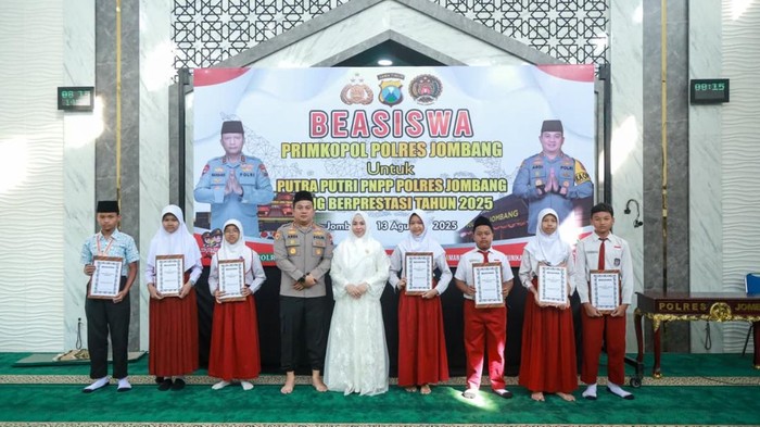 Polres Jombang memberikan beasiswa pendidikan kepada 30 anak Pegawai Negeri pada Polri (PNPP)