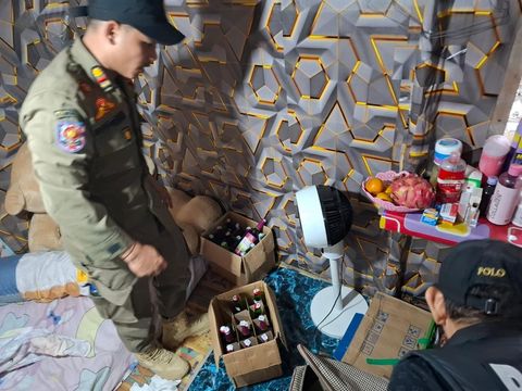 Polisi dan Satpol PP menggerebek kafe remang-remang di kebun sawit Pelalawan, Riau, Senin (11/8/2025).