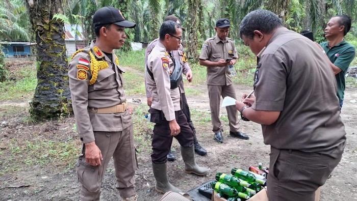 Polisi dan Satpol PP menggerebek kafe remang-remang di kebun sawit Pelalawan, Riau, Senin (11/8/2025).