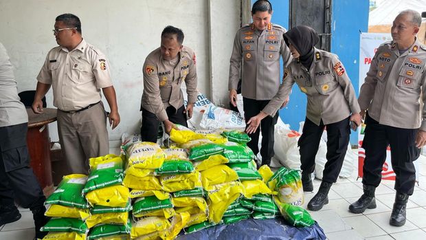 Polri menggelar program Gerakan Pangan Murah di Rusun Jatinegara Kaum