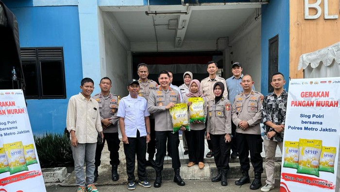 Polri menggelar program Gerakan Pangan Murah di Rusun Jatinegara Kaum