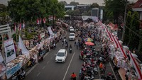 Koordinator Donasi Masyarakat Pati Bersatu, Teguh Istyanto, Pihaknya menerima donasi hingga ribuan kardus air mineral. Air minum ini nantinya akan diletakkan di titik-titik sekitar Alun-alun Pati. Selain itu, pihaknya akan mendirikan posko evakuasi dan dapur umum untuk menunjang aksi. Teguh memperkirakan ada sekitar 100 ribu massa yang akan hadir demo besok. Foto: ANTARA FOTO/AJI STYAWAN