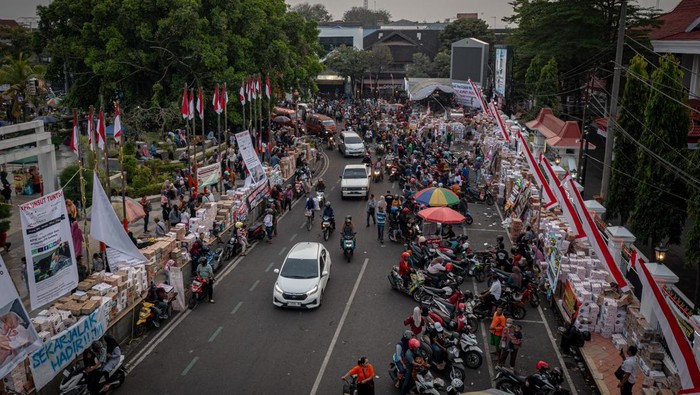 Foto udara suasana posko penggalangan donasi logistik unjuk rasa di depan Kantor Bupati Pati, Kabupaten Pati, Jawa Tengah, Selasa (12/8/2025). Berbagai macam donasi warga dari sejumlah daerah di Indonesia seperti air mineral, bahan makanan, makanan ringan, hasil bumi itu sebagai dukungan kepada Aliansi Masyarakat Pati Bersatu yang akan berunjuk rasa dengan berbagai tuntutan kepada Bupati Pati Sudewo pada Rabu (13/8) besok. ANTARA FOTO/Aji Styawan/rwa.
