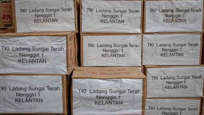 Foto udara suasana posko penggalangan donasi logistik unjuk rasa di depan Kantor Bupati Pati, Kabupaten Pati, Jawa Tengah, Selasa (12/8/2025). Berbagai macam donasi warga dari sejumlah daerah di Indonesia seperti air mineral, bahan makanan, makanan ringan, hasil bumi itu sebagai dukungan kepada Aliansi Masyarakat Pati Bersatu yang akan berunjuk rasa dengan berbagai tuntutan kepada Bupati Pati Sudewo pada Rabu (13/8) besok. ANTARA FOTO/Aji Styawan/rwa.