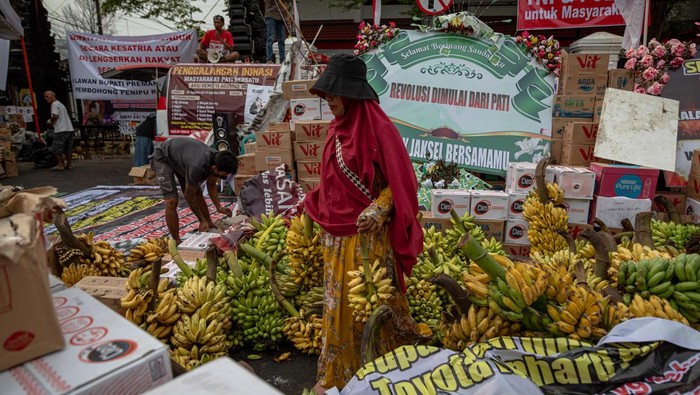 Foto udara suasana posko penggalangan donasi logistik unjuk rasa di depan Kantor Bupati Pati, Kabupaten Pati, Jawa Tengah, Selasa (12/8/2025). Berbagai macam donasi warga dari sejumlah daerah di Indonesia seperti air mineral, bahan makanan, makanan ringan, hasil bumi itu sebagai dukungan kepada Aliansi Masyarakat Pati Bersatu yang akan berunjuk rasa dengan berbagai tuntutan kepada Bupati Pati Sudewo pada Rabu (13/8) besok. ANTARA FOTO/Aji Styawan/rwa.
