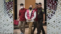 Pantauan detikcom di gedung Kejagung, Jakarta Selatan, Rabu (13/8/2025), Iwan keluar sekitar pukul 20.47 WIB. Sebelum itu, Kejagung telah mengumumkan penetapan tersangka terhadap Iwan Kurniawan. Foto: ANTARA FOTO/Muhammad Adimaja