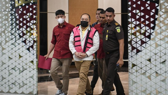 Potret Dirut Sritex Iwan Kurniawan Ditahan Kejagung Terkait Korupsi Kredit Bank Tersangka kasus dugaan tindak pidana korupsi PT Sritex Iwan Kurniawan Lukminto (tengah) berjalan menuju mobil tahanan usai ditetapkan sebagai tersangka di Kejaksaan Agung, Jakarta, Rabu (13/8/2025). Kejaksaan Agung resmi menetapkan Wakil Direktur Utama PT Sritex periode 2012β2023 Iwan Kurniawan Lukminto sebagai tersangka dalam kasus dugaan korupsi pemberian kredit PT Bank BJB, PT Bank DKI, dan PT Bank Jateng kepada PT Sritex dan entitas anak usaha. ANTARA FOTO/Muhammad Adimaja/nym.