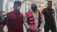 Mengenakan rompi pink dan tangan terborgol, Iwan keluar digiring oleh sejumlah petugas kejaksaan. Sebelum masuk ke mobil tahanan, Iwan mengklaim tak terlibat dalam praktik rasuah tersebut. Iwan mengatakan menandatangani dokumen permohonan pemberian kredit modal kerja pada sejumlah bank atas perintah presiden direktur PT Sritex saat itu. Foto: ANTARA FOTO/Muhammad Adimaja