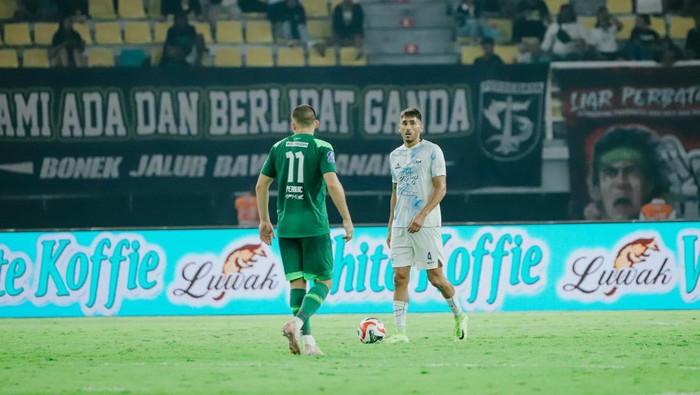 Aksi Yusaku Yamadera dan Franco Ramos saat laga Persebaya Surabaya vs PSIM Jogja di Stadion Gelora Bung Tomo, Surabaya, Jumat (8/8/2025).