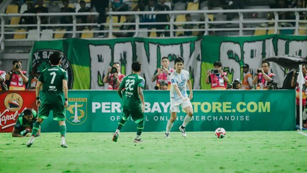 Aksi Yusaku Yamadera dan Franco Ramos saat laga Persebaya Surabaya vs PSIM Jogja di Stadion Gelora Bung Tomo, Surabaya, Jumat (8/8/2025).