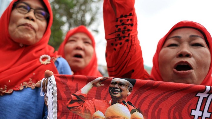 Putusan MA Malaysia Soal Tahanan Rumah Najib Razak Disambut Sorak Sorai Pendukung Sorak sorai pendukung mewarnai halaman Pengadilan Federal Malaysia di Putrajaya, Rabu (13/8/2025), usai Mahkamah Agung memutuskan untuk menolak permohonan banding yang diajukan Jaksa Agung. Banding tersebut bertujuan memblokir akses mantan Perdana Menteri Malaysia, Najib Razak, terhadap dokumen kerajaan yang diyakini dapat membantunya mengajukan permohonan menjalani hukuman penjara di rumah. REUTERS/Hasnoor Hussain