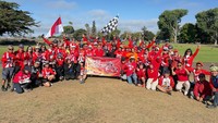 Selepas finis, peserta menikmati kuliner Nusantara dan hiburan musik daerah, menutup perayaan yang memadukan olahraga, budaya, dan persahabatan lintas negara.