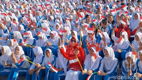 Ribuan pelajar di Mataram, NTB, mengibarkan Bendera Merah Putih di Teras Udayana dalam rangka memeriahkan HUT RI, Rabu (13/8/2025).