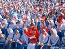 Meriah Aksi Ribuan Pelajar Mataram Kibarkan Merah Putih Jelang 17 Agustus