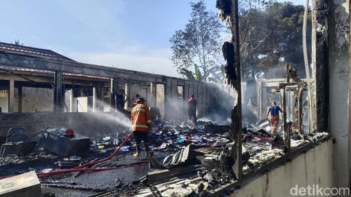 Salah gedung milik Balai Penjaminan Mutu Pendidikan (BPMP) NTT di Kelurahan Naikoten 1, Kecamatan Kota Raja, Kota Kupang, ludes terbakar beserta sejumlah arsip penting, Rabu (13/8/2025).
