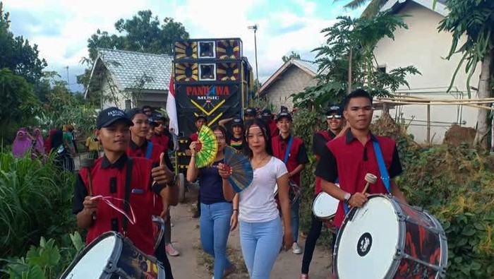 Salah satu grup kecimol ketika mengiringi pengantin dalam acara nyongkolan di Lombok, NTB. (Foto: Dok. Suhardi Pandawa Music)