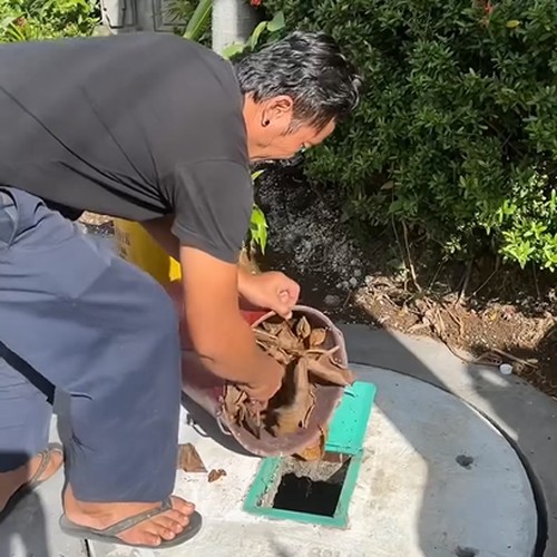 Sampah organik dimasukkan ke teba modern di Denpasar, Bali.