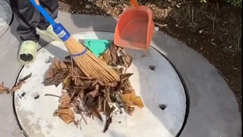 Sampah organik dimasukkan ke teba modern di Denpasar, Bali.