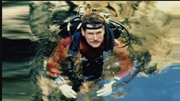 Scheck Exley adalah salah satu pakar penyelaman gua paling terkenal dan sudah menulis dua buku tentang keahliannya. Namun kemampuannya dan pengalaman menyelam sekitar 4.000 gua tidak dapat menghindarkannya dari maut. Di 1994, Exley mencoba menyelam ke sinkhole penuh air di Meksiko dan meninggal dunia. Karena dia sendirian, tidak ada yang tahu pasti penyebab kematiannya, tapi diyakini ada masalah dengan tangki gas yang mengakibatkan Exley tewas. Foto: NUsites