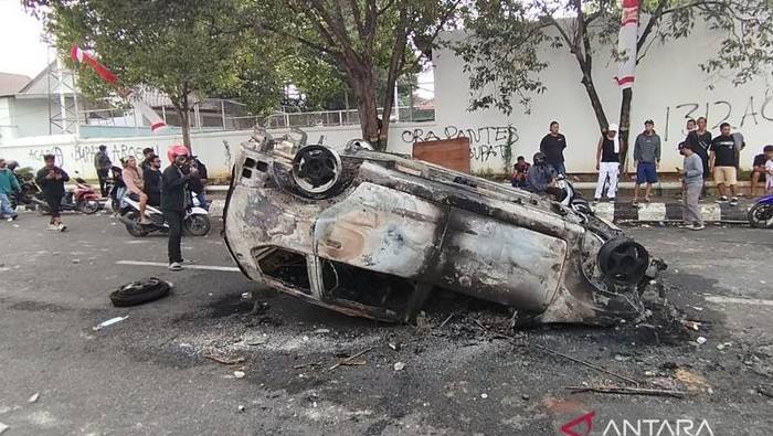 Sebuah mobil terbakar di Jalan Dr Wahidin Pati, Jawa Tengah, Rabu (13/8/2025). (ANTARA/Akhmad Nazaruddin Lathif)