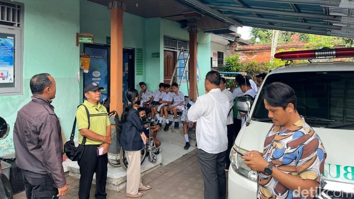 Sejumlah siswa SMPN 3 Banjarangkan dilarikan ke UPTD Puskesmas Banjarangkan 1 seusai keracunan makanan di kantin sekolah, Rabu (13/8/2025). (Foto: Ni Komang Ayu Leona Wirawan/detikBali)