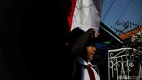 Bendera berkibar di setiap sudut, umbul-umbul terpasang di antara atap rumah, dan gapura bambu berdiri gagah meski terbuat dari bahan sederhana.  