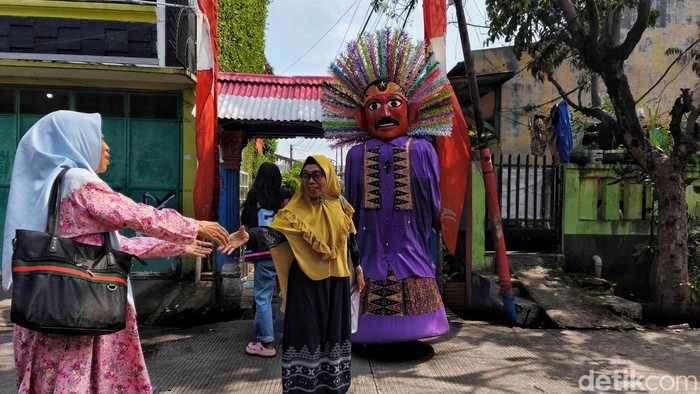 Semangat Kemerdekaan di Gang-gang Sempit Tanjung Priok Sejumlah warga beraktivitas diantara pernak pernik HUT ke-80 Republik Indonesia di kawasan permukiman padat Tanjung Priok, Jakarta Utara, Rabu (13/8/2025).