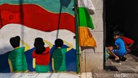 Selain mempercantik kampung, mural menjadi media edukasi bagi generasi muda tentang makna perjuangan dan persatuan.  
