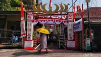 Sejumlah warga beraktivitas diantara pernak pernik HUT ke-80 Republik Indonesia di kawasan permukiman padat Tanjung Priok, Jakarta Utara, Rabu (13/8/2025).  