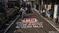 Lorong-lorong sempit di kawasan padat Tanjung Priok, Jakarta Utara, sejak awal Agustus berubah menjadi lautan merah putih.   