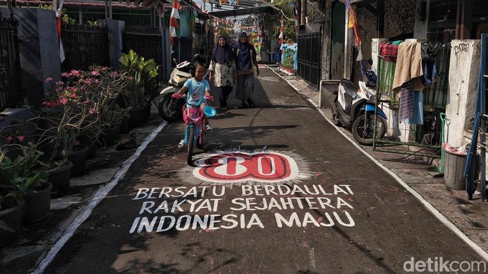 Semangat Kemerdekaan di Gang-gang Sempit Tanjung Priok Sejumlah warga beraktivitas diantara pernak pernik HUT ke-80 Republik Indonesia di kawasan permukiman padat Tanjung Priok, Jakarta Utara, Rabu (13/8/2025).