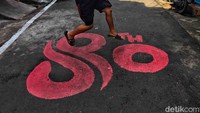 Gambar pahlawan nasional, bendera merah putih, hingga angka 80 yang diapit burung Garuda mendominasi mural di gang-gang sempit.  