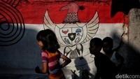 Warga, dari anak-anak hingga orang tua, bergotong royong mempercantik lingkungan menyambut HUT ke-80 RI. Tema tahun ini, “Bersatu, Berdaulat, Rakyat Sejahtera, Indonesia Maju,” menjadi pengikat semangat mereka.  