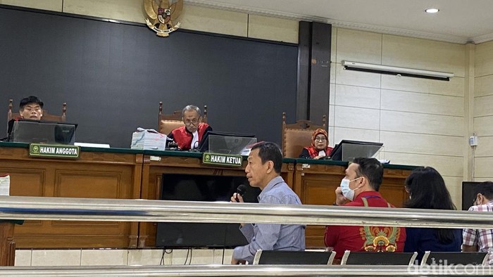 Para saksi meringankan untuk Terdakwa Taufik Eko Nugroho dan Zara Yupita Azra dalam sidang pemeriksaan saksi kasus PPDS Anestesi Undip, di PN Semarang, Rabu (13/8/2025).