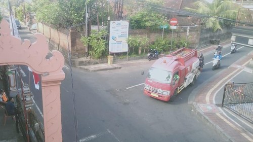 Suasana arus lalu lintas di kawasan Jalan Teleng, Desa Kesiman Petilan, Denpasar, Bali, Selasa (12/8/2025).