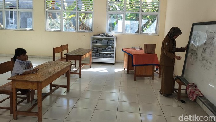 Suasana belajar mengajar di kelas SD Negeri 066 Inpres Madan, Polewali Mandar.