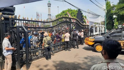 Massa Pendemo Bupati Sudewo Duduki Gedung DPRD Pati