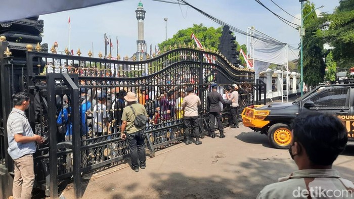 Suasana demo di depan Kantor Bupati Pati, Rabu (13/7/2025). Massa meminta Bupati Pati Sudewo keluar menemui massa.
